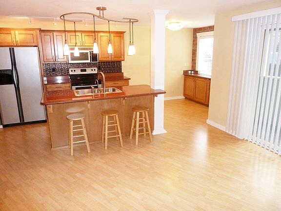 Granite Counters & Breakfast Bar, Dining Area