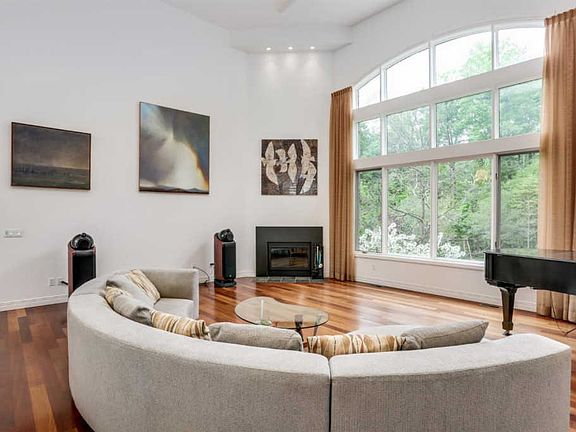 4th image of 2323 Woodview Ln