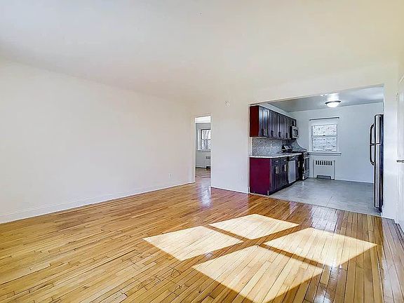 5th image of 121 Barclay Ave