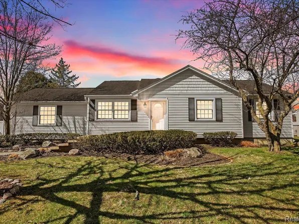 551 Gamma Rd, Walled Lake, MI 48390