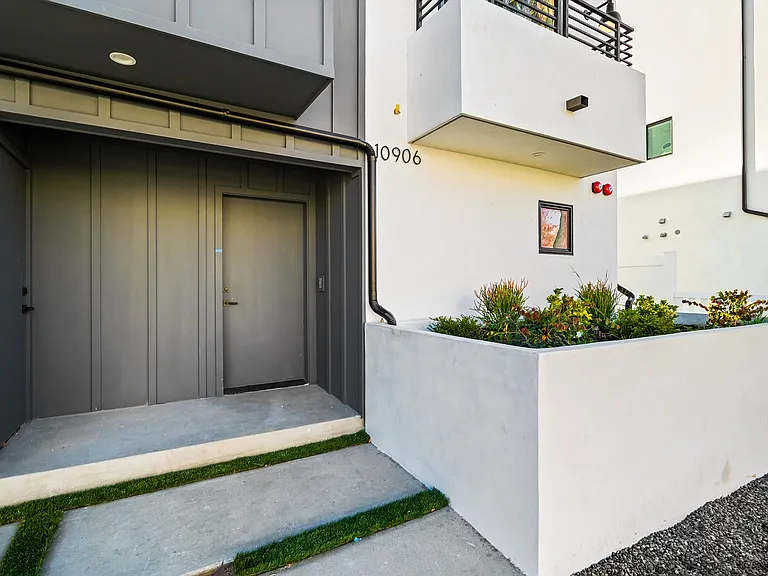 10906 Hesby St — Photo 4