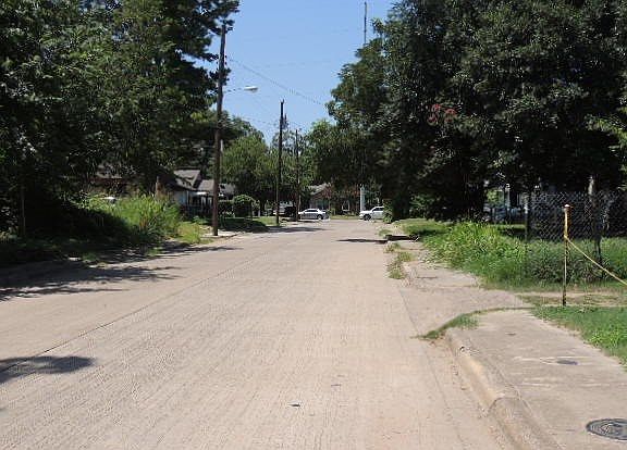 2nd image of 2829 Farragut St