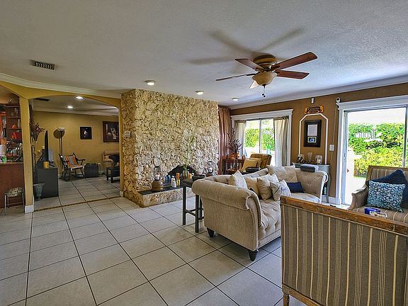 Living Room / Fireplace