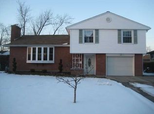 131 Park Forest Dr, Williamsville, NY 14221