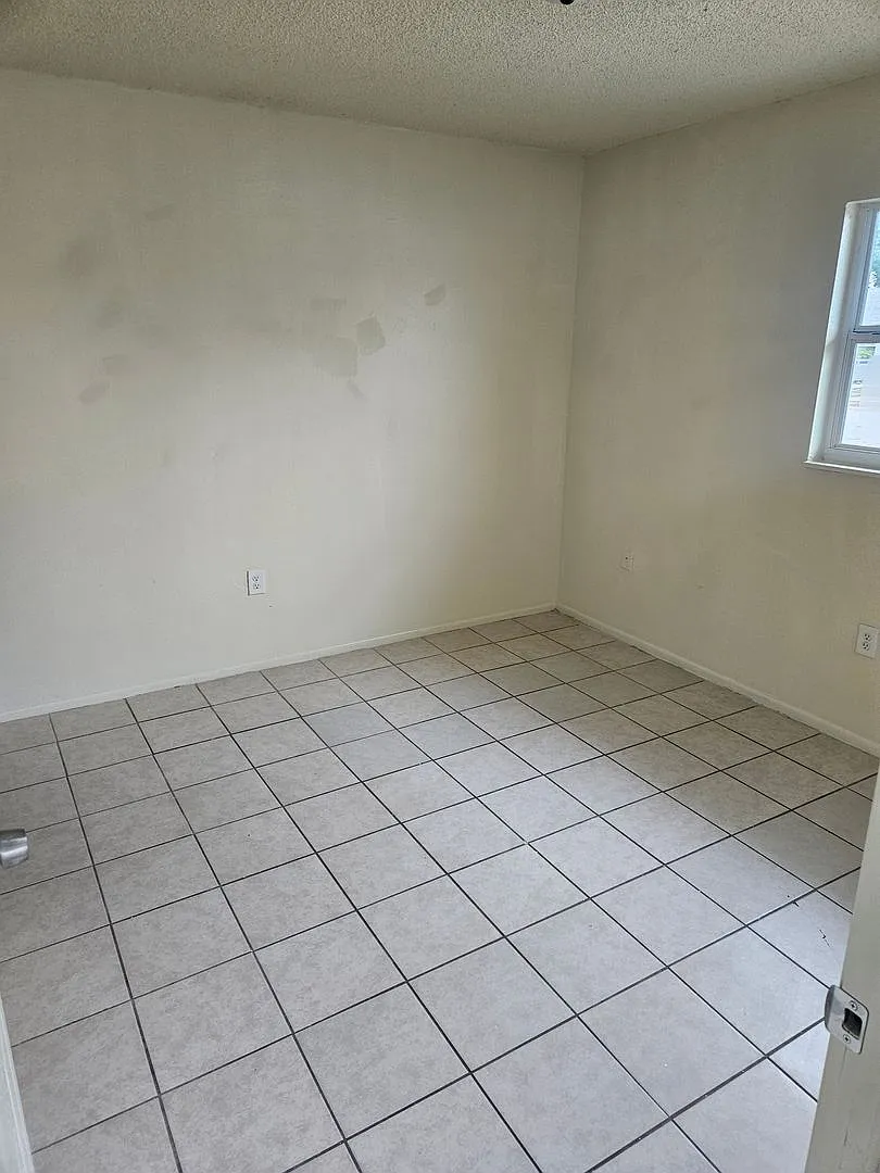 3/2 DUPLEX — Photo 2