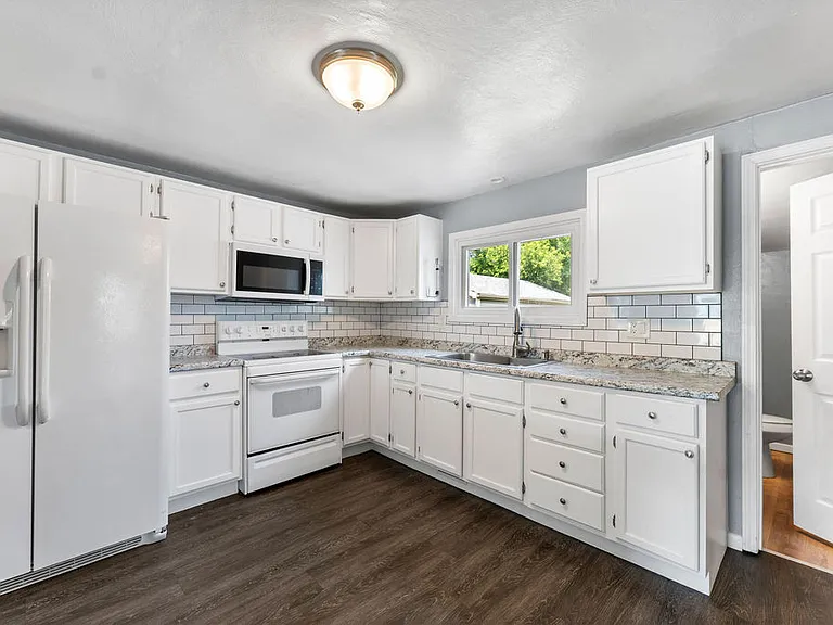 163 Plummer Ave — Photo 3