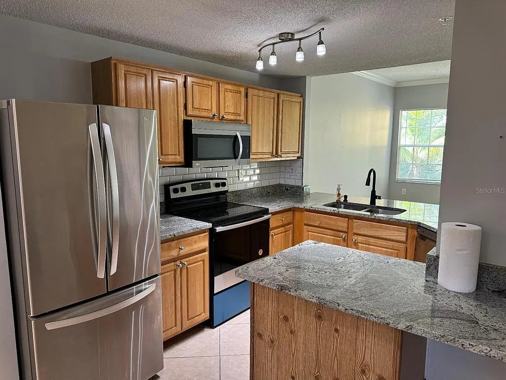 3 bed, 2.0 bath, 1615 sqft, $2,300 — Photo 2