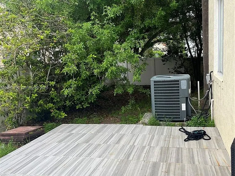 5347 SW 40th Ave — Photo 5