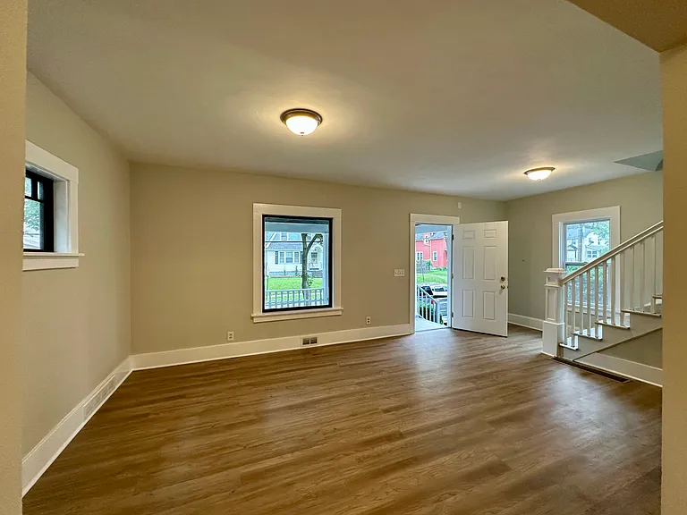 105 Cummings St — Photo 4