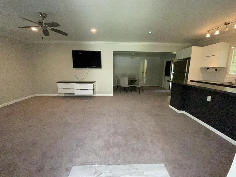 8400 Trotters Ln — Photo 3