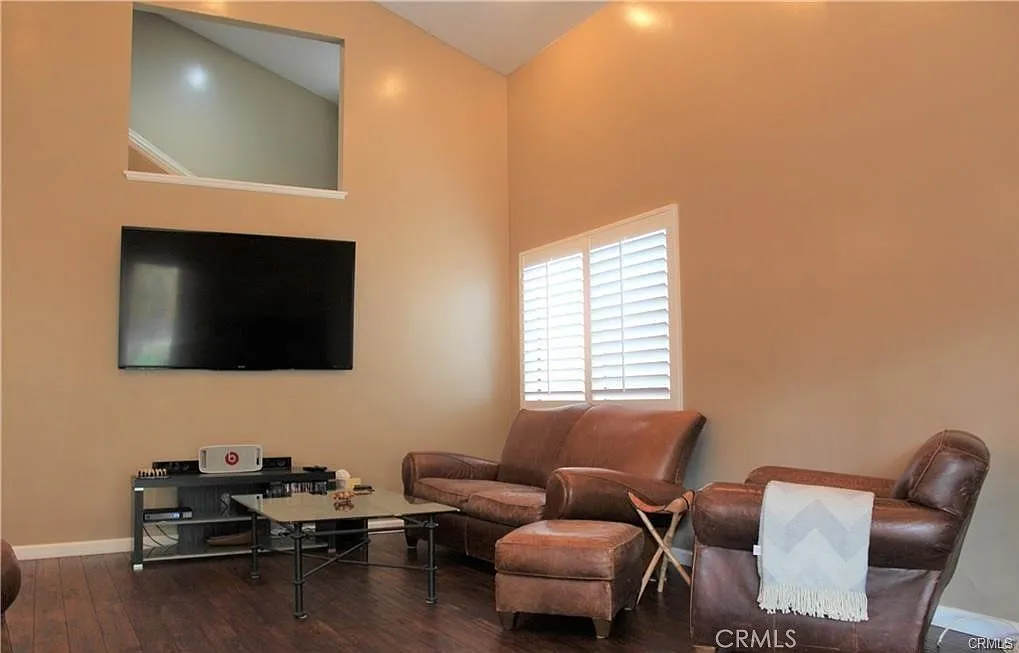 3 bed, 2031 sqft, $4,900 — Photo 3