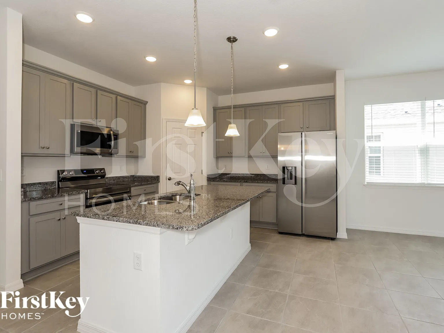 5 bed, 2.0 bath, 2210 sqft, $2,195 — Photo 4