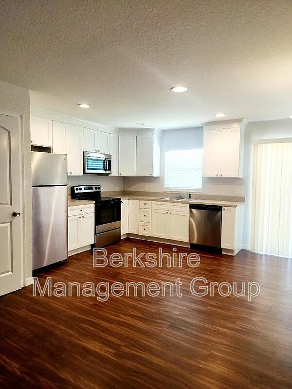 2 bed, 1.0 bath, 930 sqft, $1,399 — Photo 3