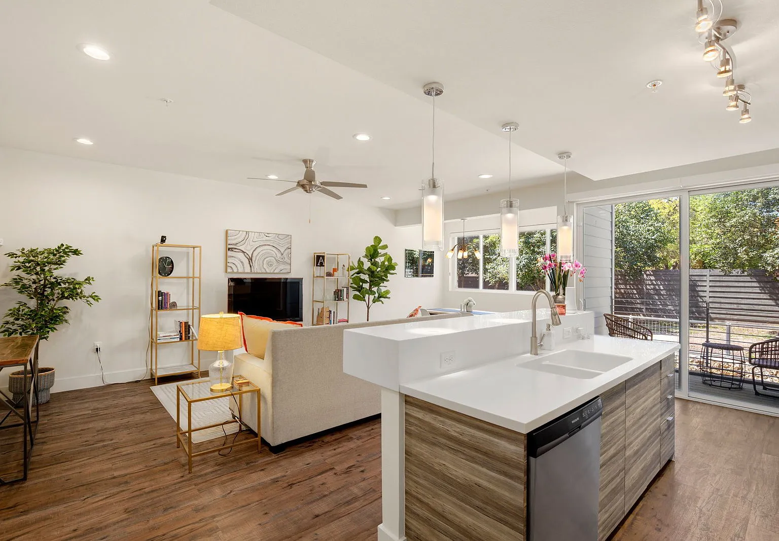2 bed, 2.5 bath, 1383 sqft, $2,000 — Photo 1
