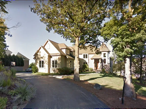 7095 Fairway Dr E, Crystal Lake, IL 60014