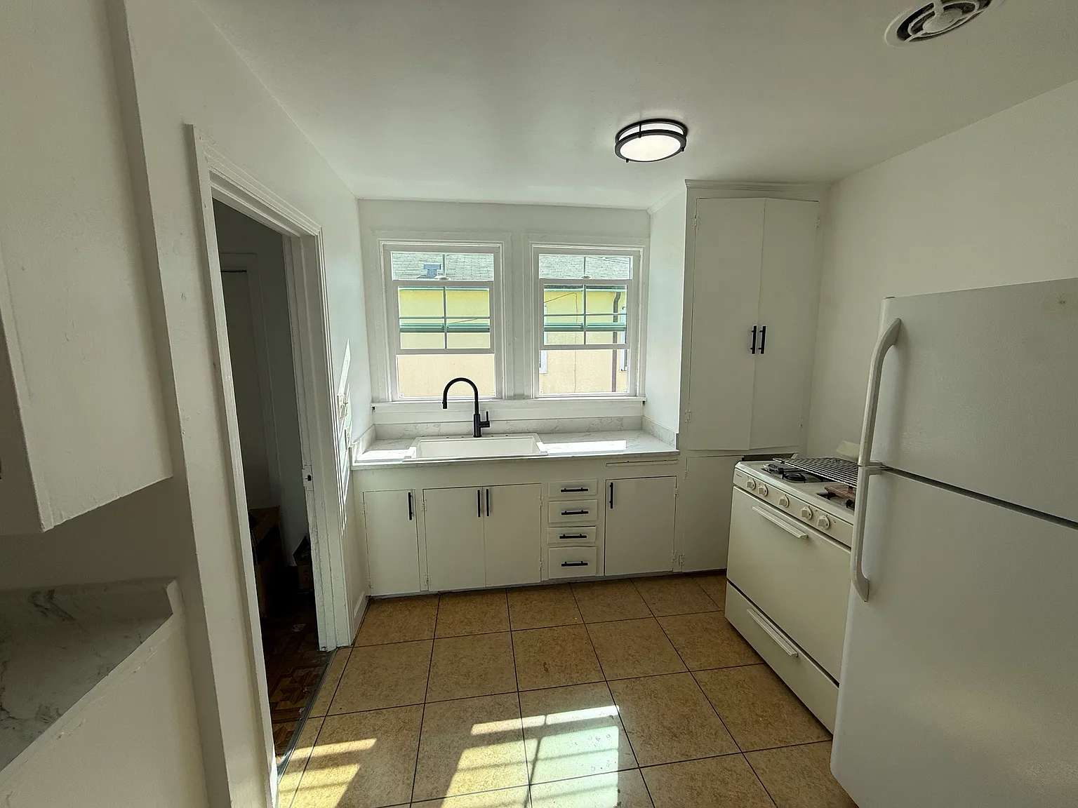 2 bed, 900 sqft, $2,300 — Photo 4