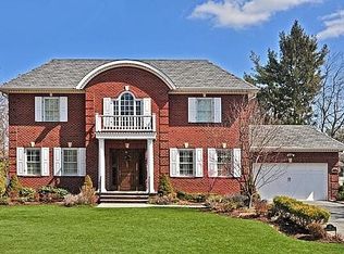 17 Sunnyvale Rd, Port Washington, NY 11050