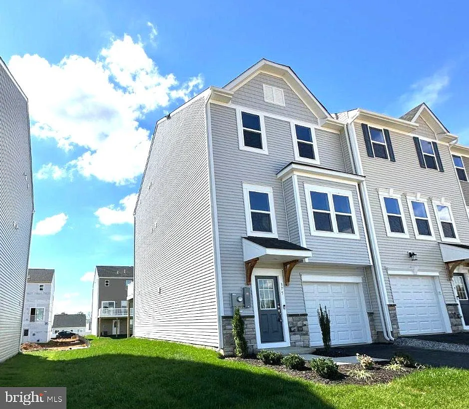 4 bed, 3.5 bath, 2300 sqft, $2,200 — Photo 3