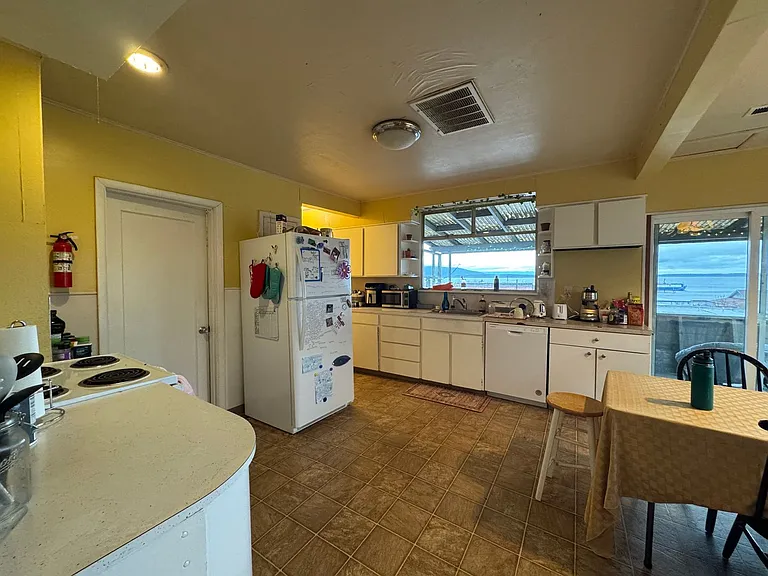 5 Bed 1.5 Bath in Fairhaven Close to Everything On a Bus Line — Photo 18