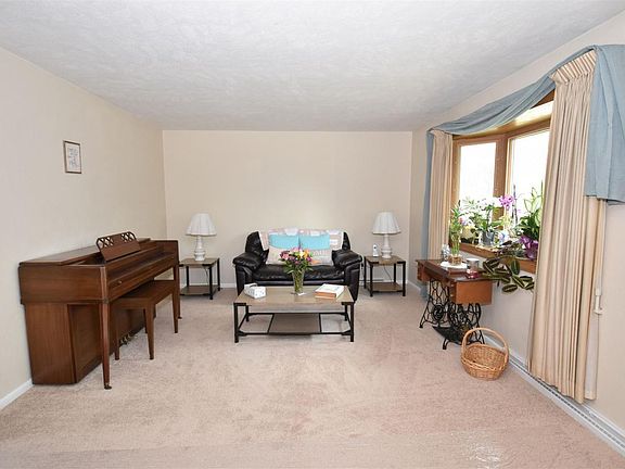 3rd image of 58420 Valley View Dr