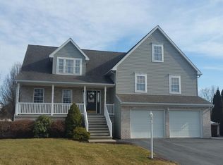 1066 Belair Dr, Chambersburg, PA 17202