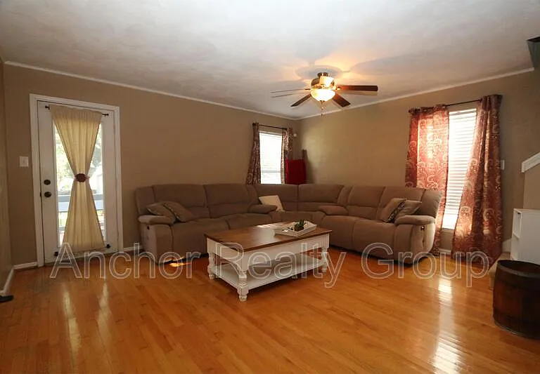 1618 Kingston Ave — Photo 4