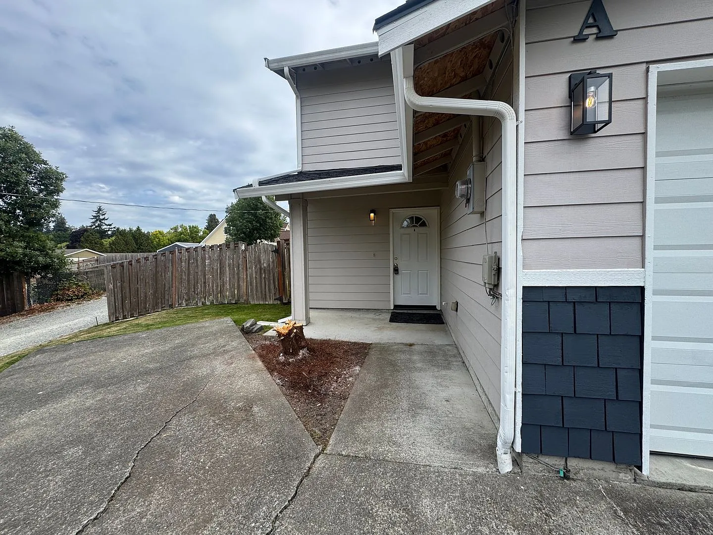 Three Bedroom with a Fully Fenced Backyard! — Photo 2