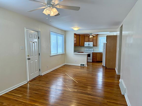 3rd image of 2637 Lyle Ave