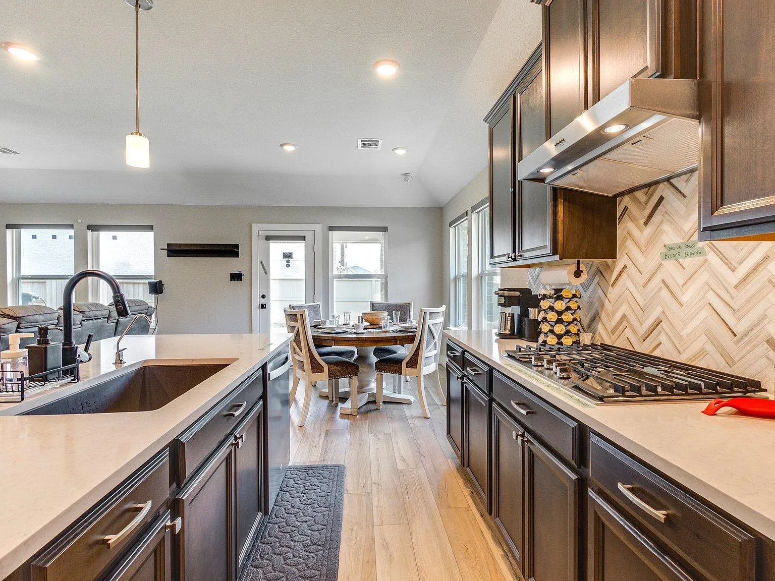 4 bed, 3.0 bath, 2300 sqft, $1,083 — Photo 4