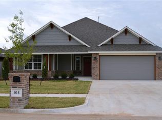 916 13th St, Moore, OK 73160