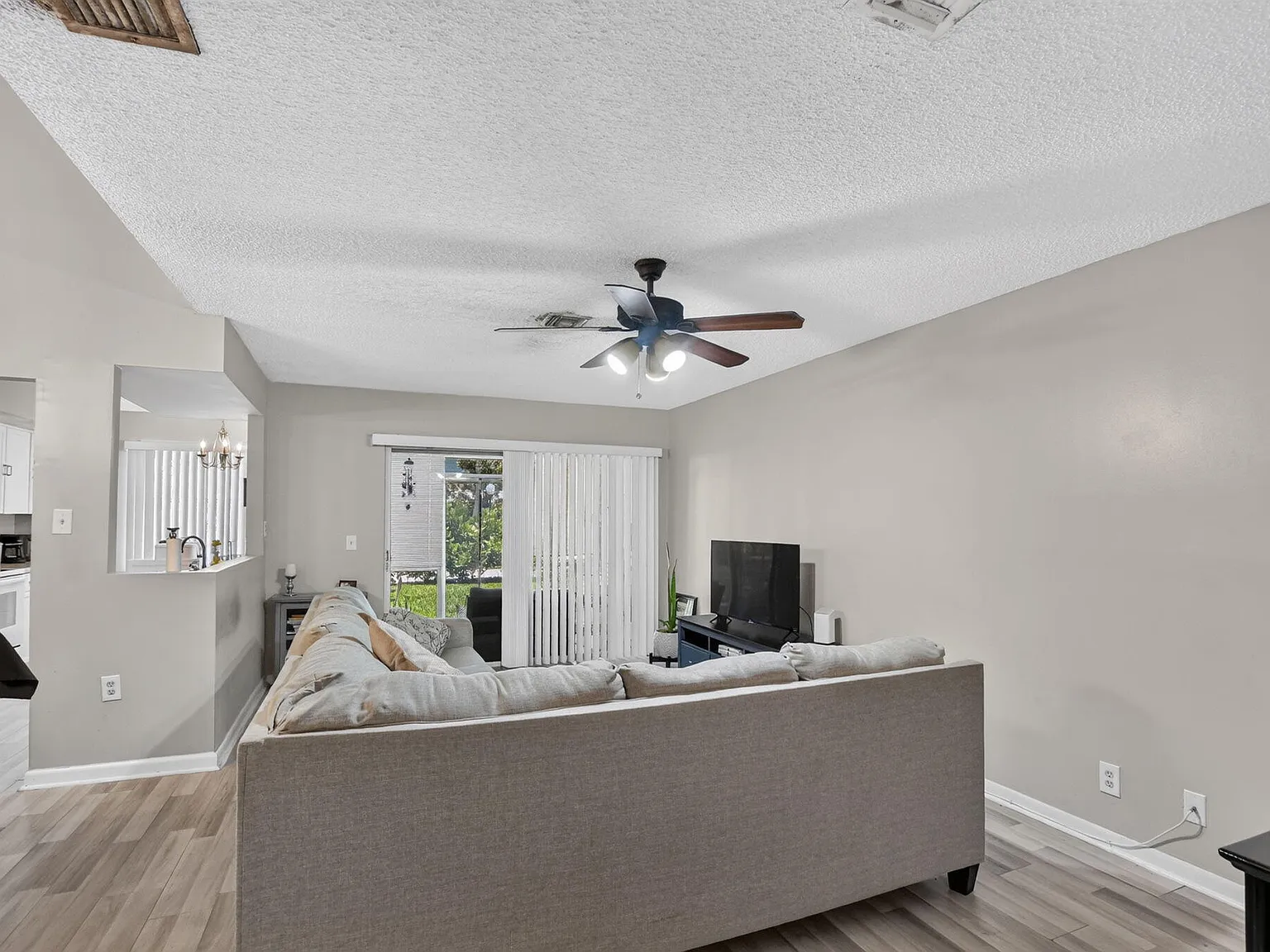 3 bed, 2.5 bath, 1394 sqft, $3,200 — Photo 4