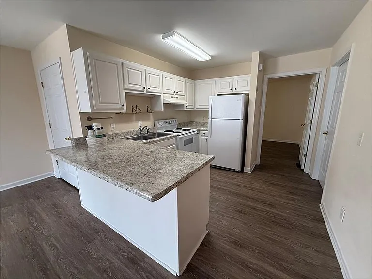 683 Grant St #I — Photo 4