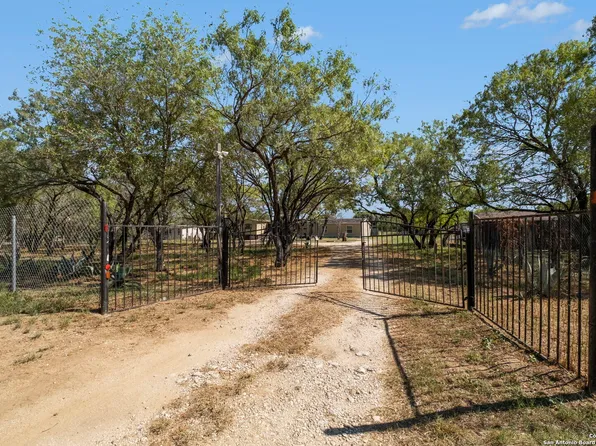 7614 FM 327, Elmendorf, TX 78112