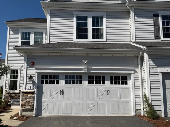 32 Poplar Ln, Hopkinton, MA 01748