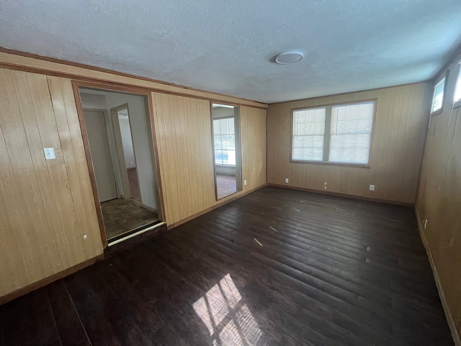 3 bed, 1600 sqft, $950 — Photo 2