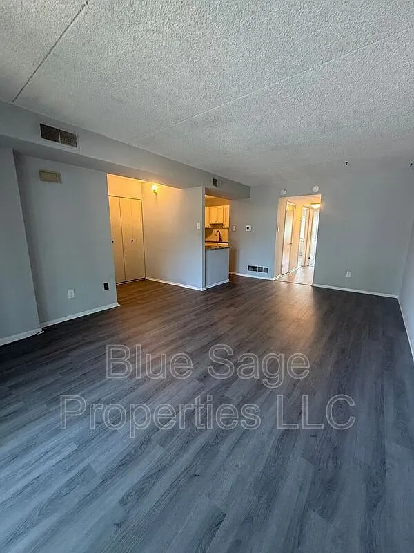 2 bed, 1.0 bath, 889 sqft, $1,750 — Photo 3
