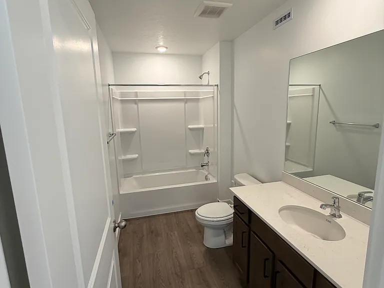 525 E Levengrove Dr — Photo 2