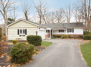 2 Camelot Ln, East Setauket, NY 11733