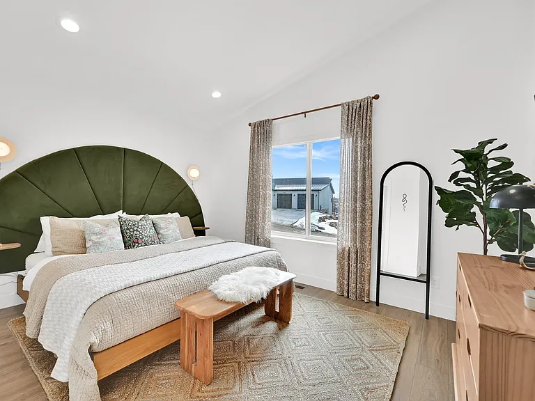 Second upstairs bedroom with Smart TV