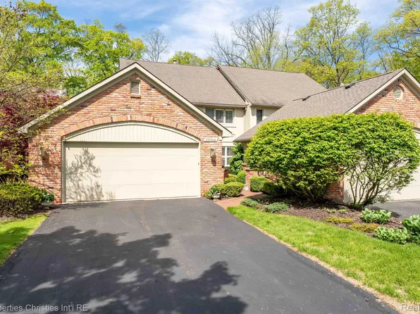 22366 Valley Oaks Dr, Franklin, MI 48025
