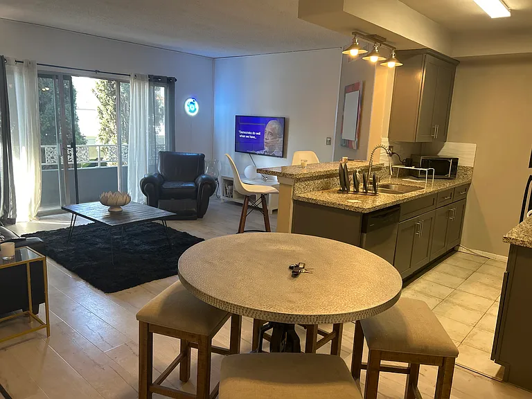 967 S Barrington Ave #4 — Photo 4