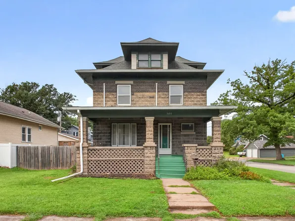 1600 29 1/2 St, Rock Island, IL 61201