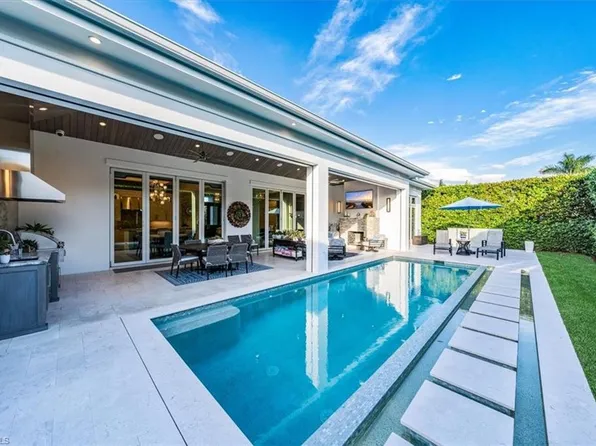 586 Neapolitan LN, NAPLES, FL 34103