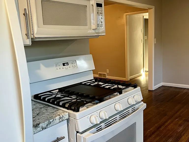 107 N Gillette Ave — Photo 23