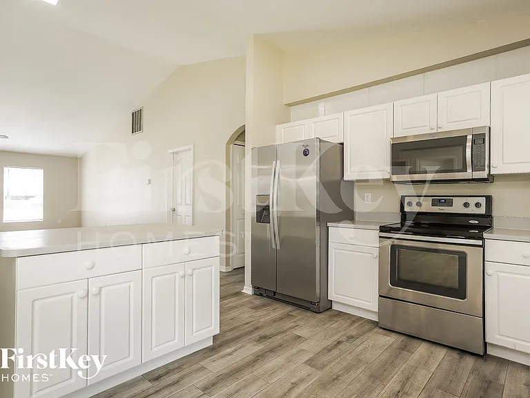 3506 NE 18th Pl — Photo 6
