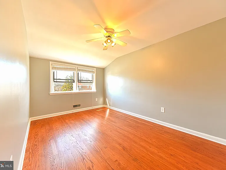 1130 Linden Ave — Photo 16