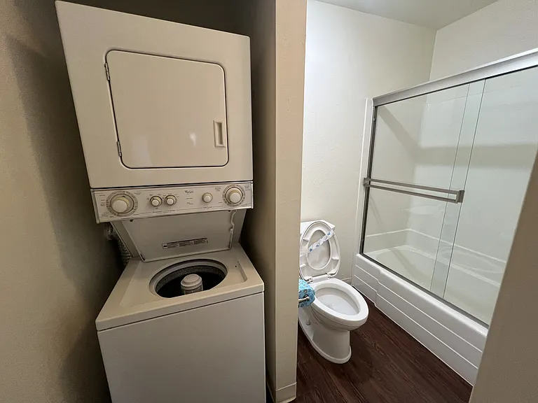 Versailles on the Lake Apartments — Photo 104