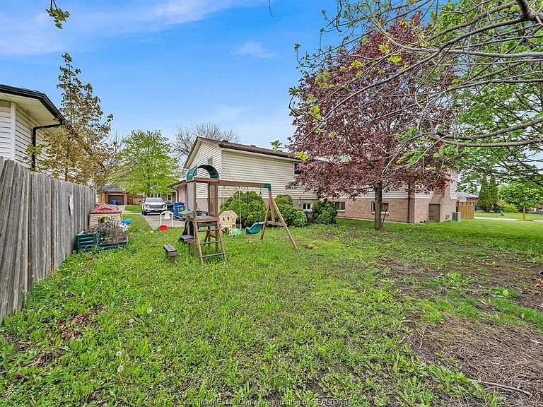 1493 Azalia Cres — Photo 10