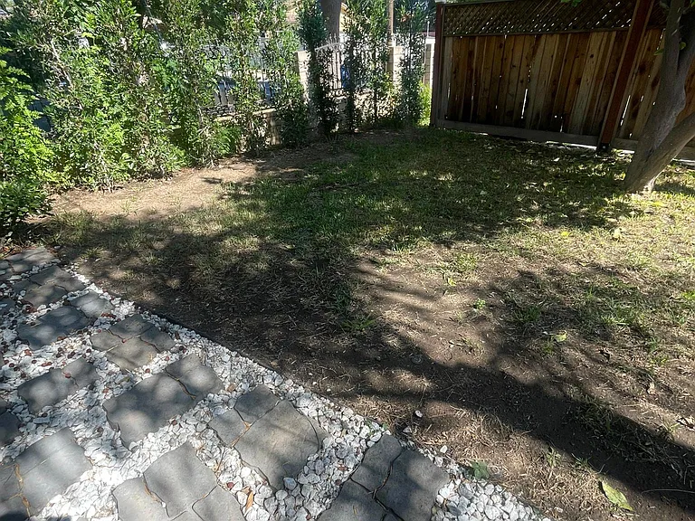 Borden Ave — Photo 22