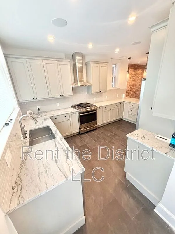 3 bed, 3.0 bath, 1768 sqft, $3,745 — Photo 4